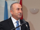 Çavuşoğlu’ndan ırkçılığa maruz kalan aileye ziyaret